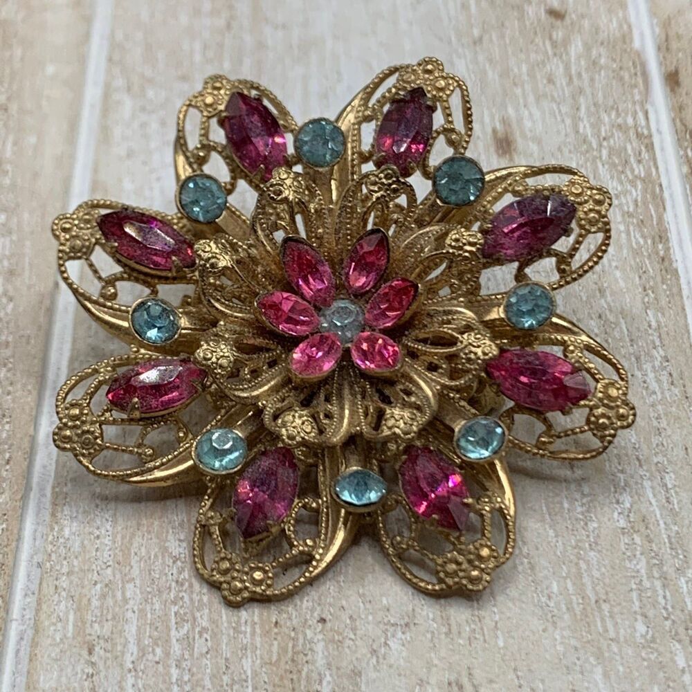 Woman’s Vintage urianum medium size antique Brooch